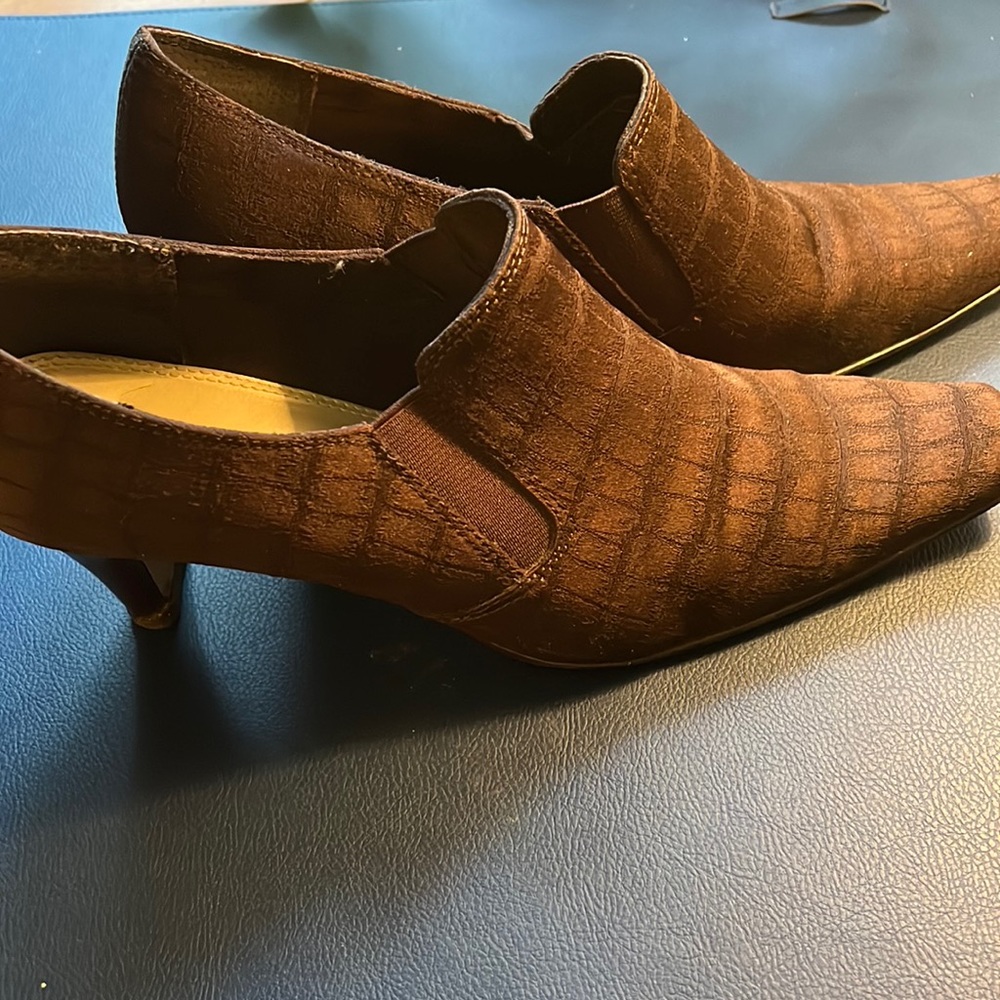 Liz Claiborne fabric croc material- size 8.5 brown